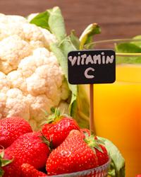frutas con vitamina c como fresas y kiwi junto a vegetales