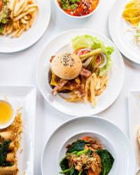 Diversas comidas con alimentos variados que responden a diferentes tipos de dietas