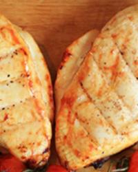 Pechuga de pollo deshuesada a la parrilla con tomates Cherry y espinacas 