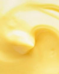 Tazón de mayonesa casera preparada con huevo y Crema de Leche NESTLÉ®