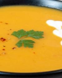 Crema de calabaza acompañada de pan blando y fresco ideal para dieta blanda