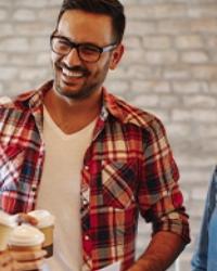 Compañeros de trabajo disfrutan de una pausa como práctica de estilo de vida saludable