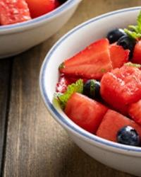 Tazones con sandía y fresas que son frutas con mayor contenido de agua