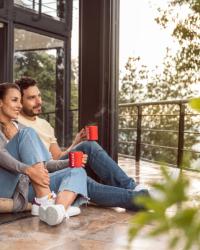 Pareja tomando un café NESCAFÉ® en un balcón