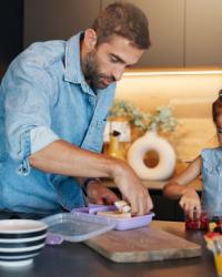 Papá empacando las onces para su hija