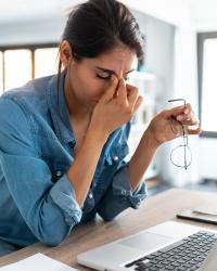 Mujer con estrés por el trabajo 