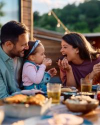 Familia comiendo en familia