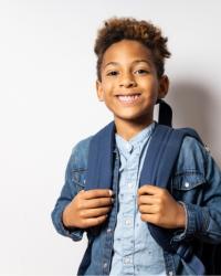 Niño saliendo del colegio al tiempo de receso escolar