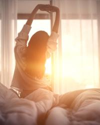 Mujer despertando en la mañana lista para hacer sus rituales