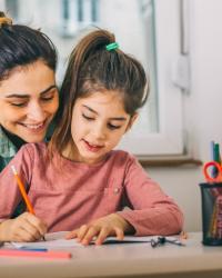 Mamá ayudando a estudiar a su hija