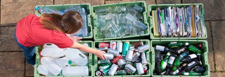 Mujer clasifica materiales y recicla como parte de 10 hábitos saludables