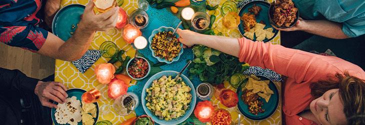 Amigos socializan y comparten una comida balanceada como parte de los 10 hábitos saludables