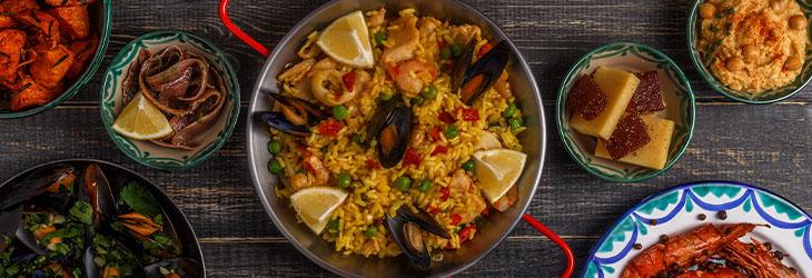 Comidas preparadas con almejas, carne y pescado, que son alimentos altos en hierro