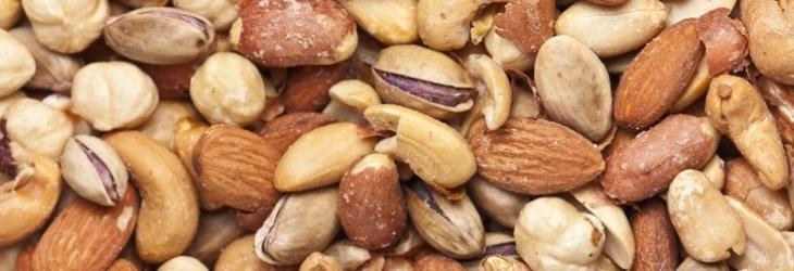 Mezcla de pistachos y almendras que son alimentos con fósforo