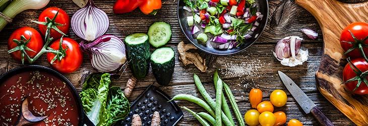 Verduras cortadas como pepino, pimentón, tomate, habichuelas, cebolla, entre otras