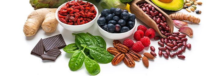 Frutos secos, espinaca y aceite son alimentos fuente de vitamina E