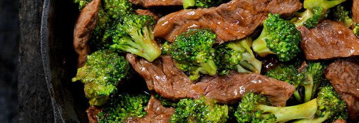 Comida fuente con vitamina E compuesta por trozos de carne y brocoli