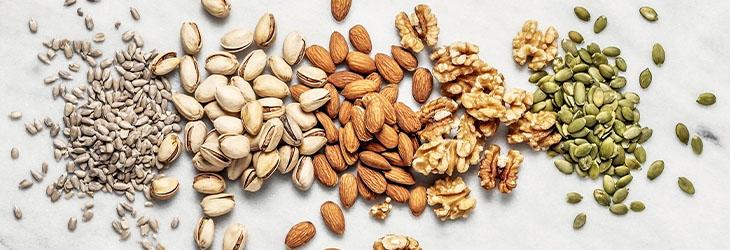 Puñados de semillas y frutos secos como almendras, nueces y pistachos