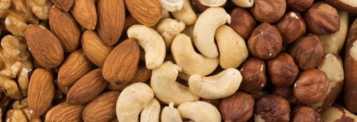 De izquierda a derecha nuez común, almendras, marañones, avellanas y nueces del Brasil que son frutos secos