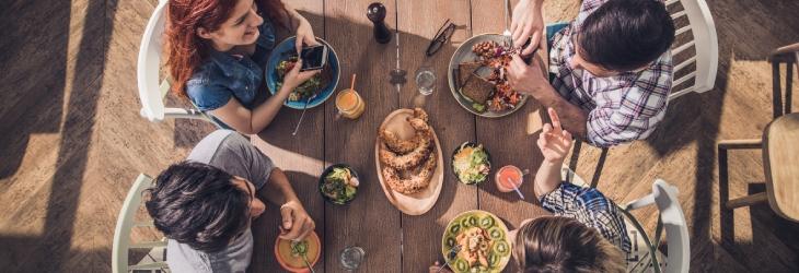 Grupo de amigos almuerza mientras se apoya en su proceso de comer balanceado