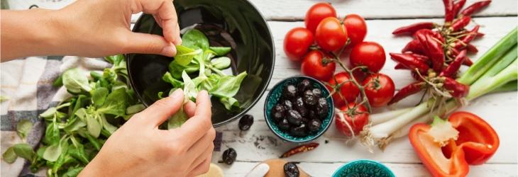 Mujer prepara comidas balanceadas, suficientes, inocuas y adecuadas