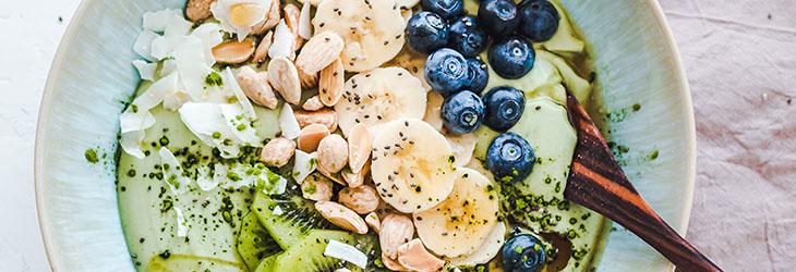 Plato de comida balanceada para la noche que incluye alimentos que inducen el sueño como yogur, kiwi y nueces