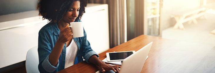 Mujer trabaja tranquilamente y bebe un café manteniendo su energía y productividad