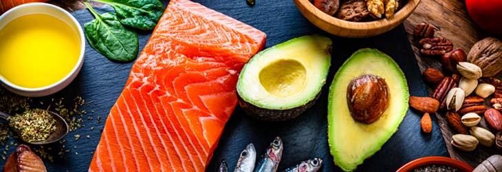Aguacate, salmón y aceite con grasas que proporcionan el doble de calorías al consumirlos