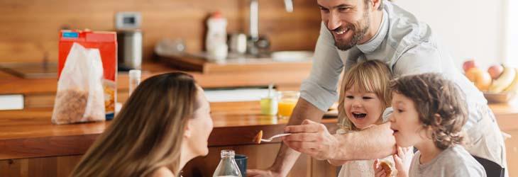 Familia se alimenta sanamente en el desayuno para contribuir a su mente y cuerpo 