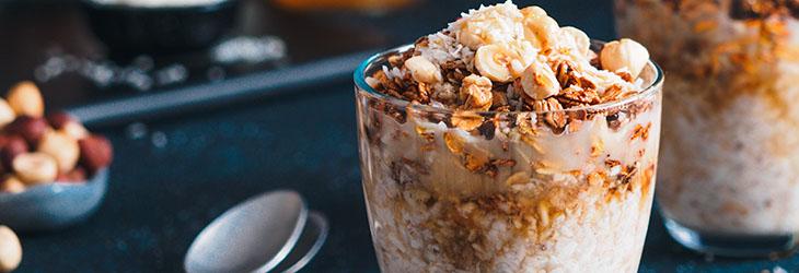 Mezcla de bebida vegetal de avena, chía, granola y linaza para el desayuno