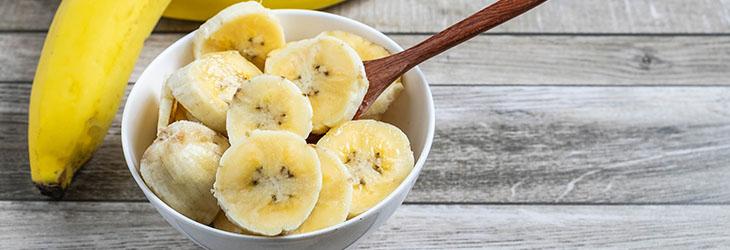 Plátano maduro cortado en rodajas ideal para incluir en una dieta blanda