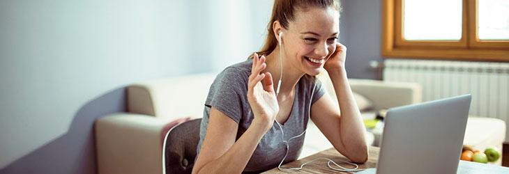 Mujer frente a una computadora fortalece su educación emocional con apoyo de psicología