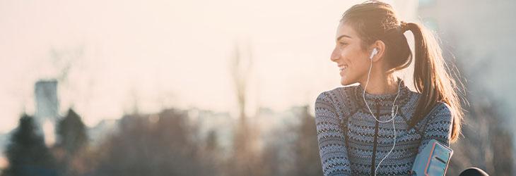 Mujer descansa luego de ejercitarse sola al aire libre pues se siente más cómoda