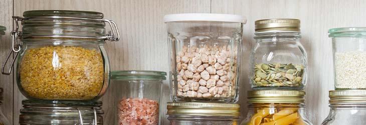 Estantería con frascos que contienen cereales y semillas fuente de omega 3
