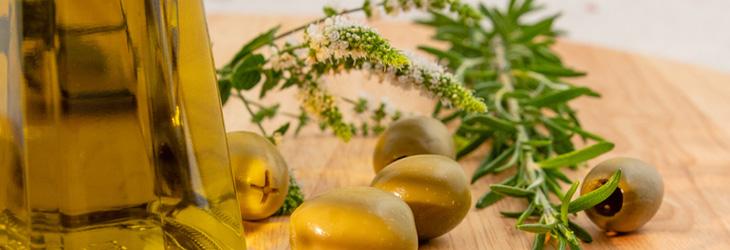 Aceite de oliva y aceitunas, dos fuentes de grasas saludables.