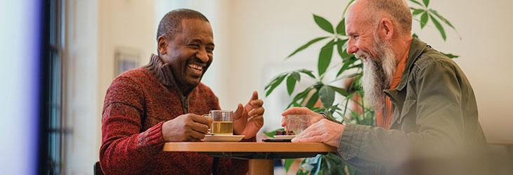 Dos hombres beben té verde que sirve para mejorar la respuesta del sistema inmune