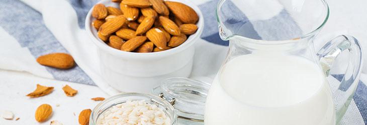 Leches vegetales fortificadas de almendras, avena, arroz y soya también aportan calcio