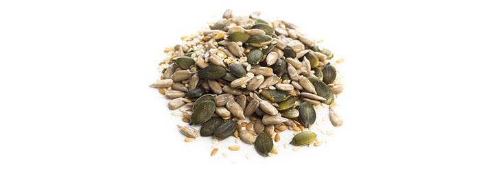 Mezcla de semillas como calabaza, girasol y linaza que sirven para agregar en las comidas