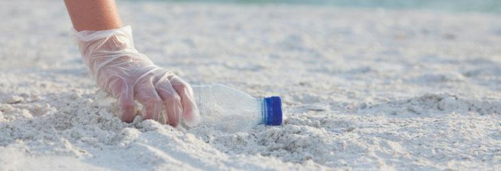 Llena una botella con arena para hacer unas mancuernas y hacer ejercicio en casa