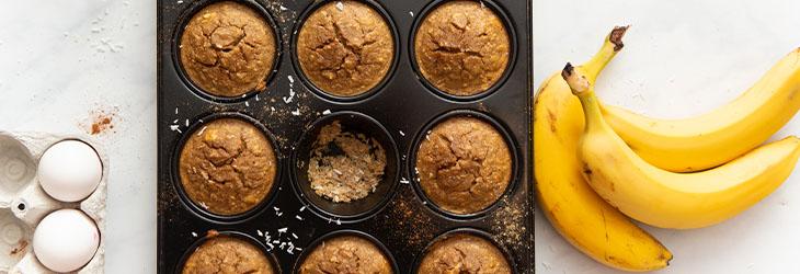 Muffins en molde para hornear preparados con plátano, sin azúcar añadido