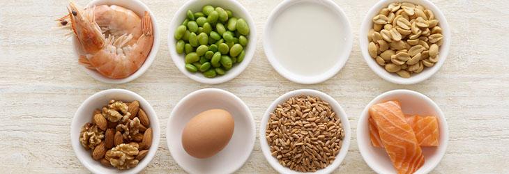 Tazas con salmón, almendras, arroz integral, huevo y legumbres ideales para una comida balanceada para la noche