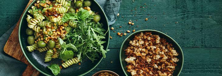 Ensalada de pasta, brócoli, aceitunas y migas de pan para una nutrición vegetariana