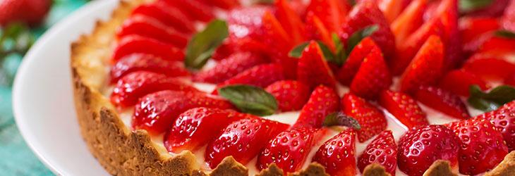 Tarta de fresas decorada con hojas de menta y sin azúcar añadida