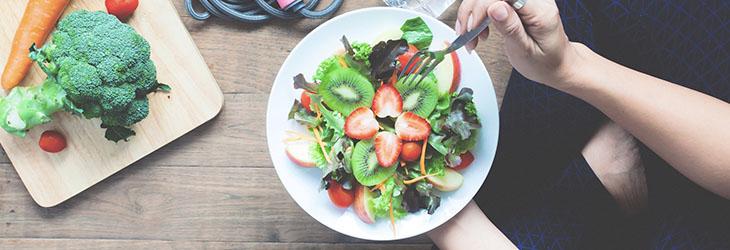 Comer balanceado, beber agua y hacer ejercicio son tipos de hábitos de estilo de vida