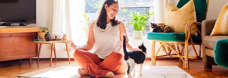 Mujer medita en su casa aplicando un tipo de hábito como el de la salud mental