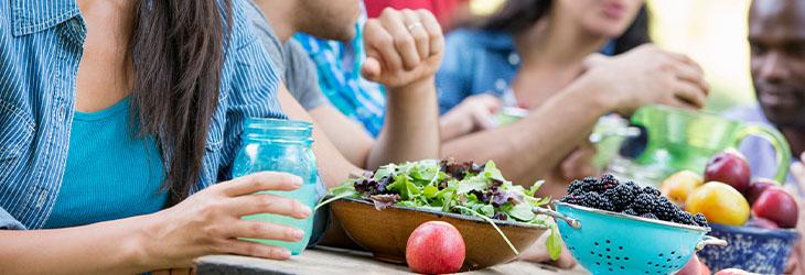 Amigos comparten tiempo y un almuerzo balanceado como un tipo de hábito social