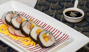 21.-Sushi-de-atun-en-cama-de-mango 565x442.jpg 