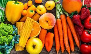 Frutas y verduras de diferentes colores que aportan vitaminas para subir las defensas 