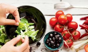 Preparación de una receta con verduras y hortalizas para una dieta vegetariana