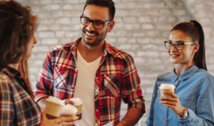 Compañeros de trabajo disfrutan de una pausa como práctica de estilo de vida saludable